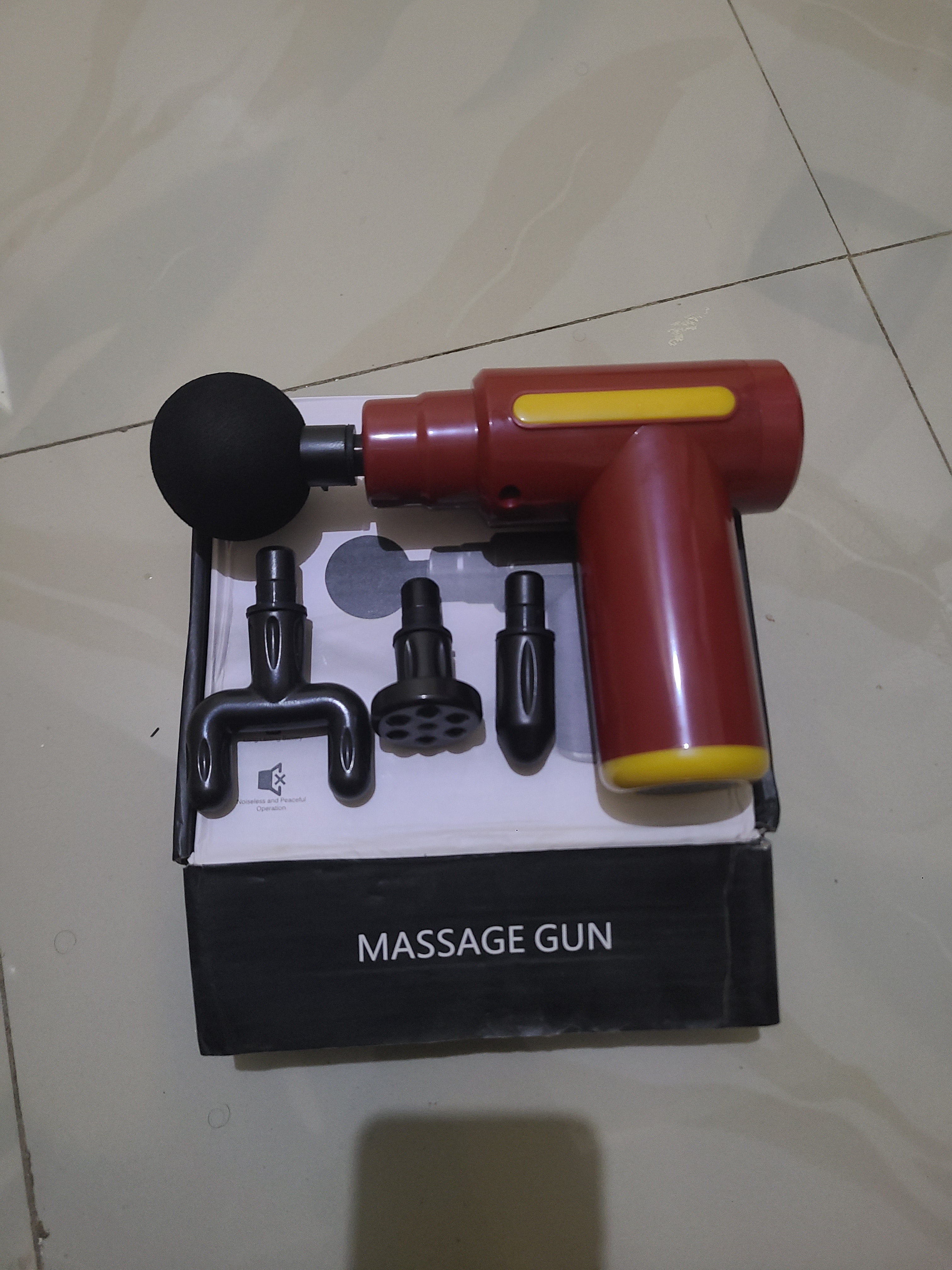 Pistola de massagem para tecidos profundos, massajador muscular elétrico portátil, dispositivo de massagem de percussão de alta intensidade para alívio das dores com 4 acessórios e 30 velocidades (cinzento)